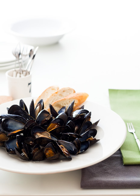 White wine mussels with French baguette